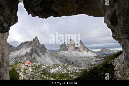 Blick auf die drei Zinnen aus einem Stein Höhle, Sextener Dolomiten, Pustertal, Natur der UNESCO, Dolomiten, Südtirol, Stockfoto