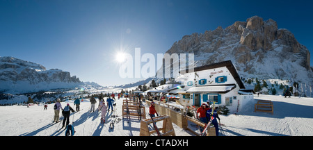 Warteschlange vor der Skilift, Seiser Alm, Valle Isarco, Südtirol, Trentino-Alto Adige, Italien Stockfoto