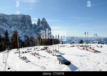 Snowboard mit Ski und Stock im Schnee, Seiser Alm, UNESCO Weltnaturerbe, Valle Isarco, Südtirol, Trentino-Alto Adige Stockfoto