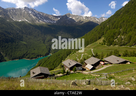 Bauernhäuser, Bergsee im Tal, Vernagt-Stausee Schnalstal Tal, Vinschgau, Südtirol, Trentino-Alto Adige, Italien Stockfoto