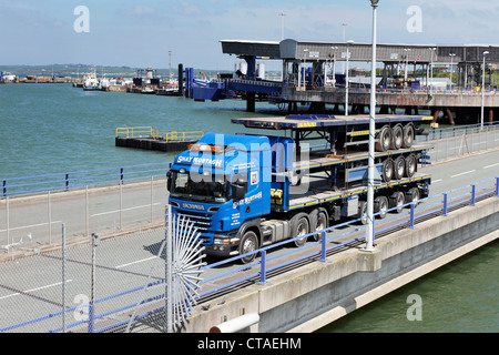 Ein Lkw verlassen die Fähre terminal am Hafen von Holyhead, Nordwales. Stockfoto