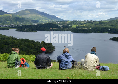 Wanderer Rast am Skelgill Ufer vor dem Schlussanstieg auf Katze Glocken. Blick in Richtung Derwent Water und Keswick Stockfoto