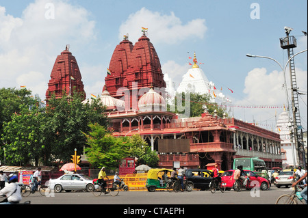 Straßenszene mit roten Jain-Tempel im Hintergrund, Alt-Delhi, Delhi, Indien Stockfoto