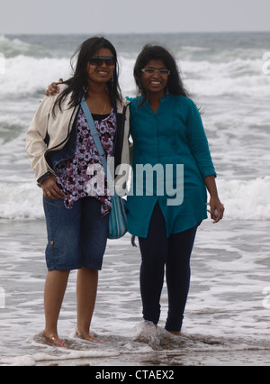 Zwei asiatische Frau am Strand, Cornwall, UK Stockfoto