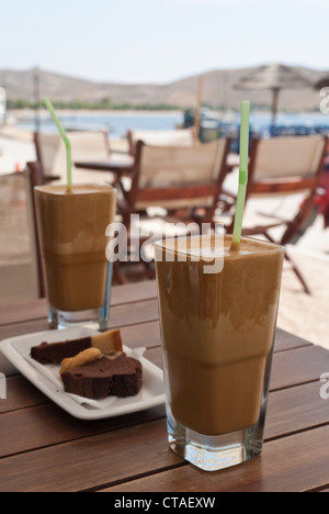 Geeiste Kaffee und Kuchen in einem Straßencafé in Griechenland Stockfoto