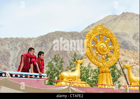 Novizen auf dem Dach mit Rad des Lebens, aus Kloster Festival, Phyang, Leh, Tal des Indus, Ladakh, Jammu und Kaschmir, In Stockfoto