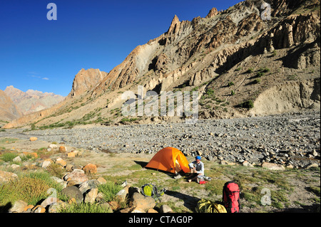 Frau sitzt vor dem Zelt, in der Nähe von Dorf Honupatta, Zanskar Bereich durchqueren, Zanskar Range, Zanskar, Ladakh, Jammu und Kas Stockfoto