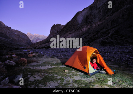 Frau liegend in einem Zelt, Honupatta, Zanskar Bereich durchqueren, Zanskar Range, Zanskar, Ladakh, Jammu und Kaschmir, Indien Stockfoto