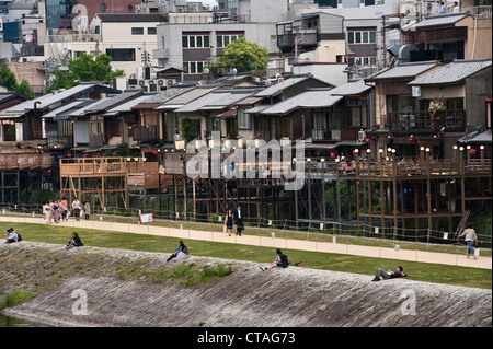 Restaurants und traditionelle alte Holzhäuser (Machiya) säumen die Ufer des Kamo Flusses im Zentrum von Kyoto, Japan Stockfoto