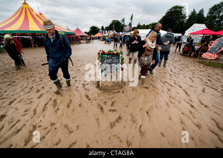 Besucher des Larmer Baum Festivals in Dorset trotzen die schlammigen Bedingungen nach Unwetter über Großbritannien fegt Stockfoto