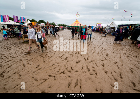 Besucher des Larmer Baum Festivals in Dorset trotzen die schlammigen Bedingungen nach Unwetter über Großbritannien fegt Stockfoto