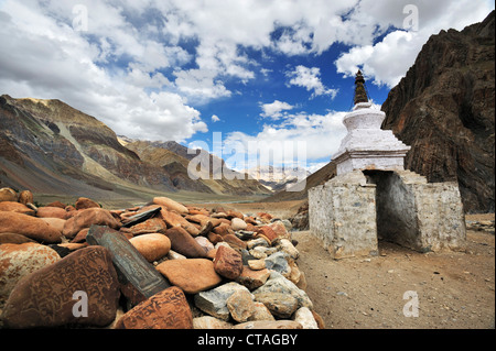 Mani-Mauer mit Chorten, Stupa, Pigmo, Padum, Zanskar Bereich durchqueren, Zanskar Range, Zanskar, Ladakh, Indien Stockfoto