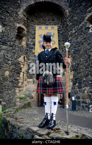 Junge weibliche Tambourmajor Lana Gibson von der großen Sinclair Memorial Pipe Band aus Hennef, Nordirland Stockfoto