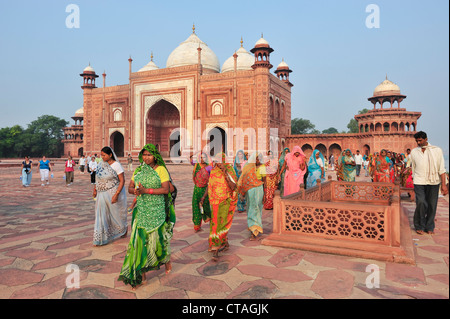 Indische Touristen in Sarees, Taj Mahal, UNESCO-Weltkulturerbe, Agra, Uttar Pradesh, Indien Stockfoto