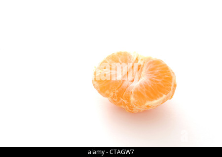 Halb geschälte Mandarine isoliert auf weißem Hintergrund Stockfoto