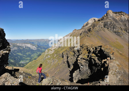 Frau auf der Suche, Sefinenfurgge, UNESCO World Heritage Site Jungfrau-Aletsch geschützten Gebiet, Berner Oberland, Kanton Bern, Sw Stockfoto