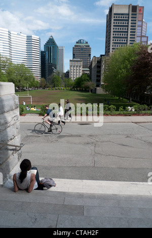 Studenten an der McGill University Campus im Frühjahr Montreal Quebec Kanada KATHY DEWITT Stockfoto