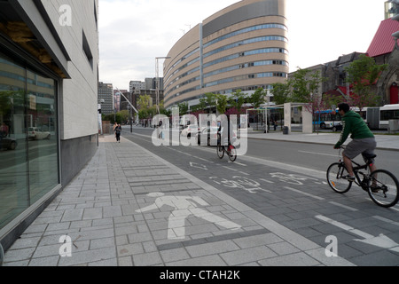 Menschen, die Radfahren entlang Maisonneuve Boulevard in der Radsport Spur Montreal Quebec Kanada Stockfoto