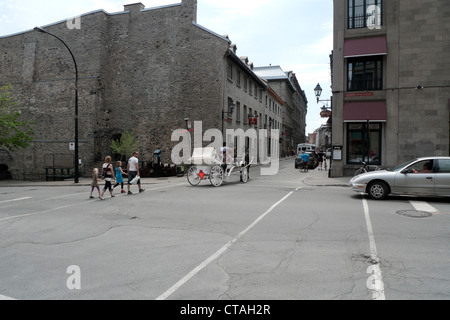 Familie Kreuzung Straße Rue Ste. Paul Est und Boulevard Saint-Laurent mit Pferd und Wagen Montreal Quebec Kanada Stockfoto