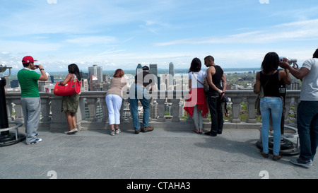 Touristen die Menschen die Stadt Montreal vom Mont Royal Aussichtsplattform im Frühjahr Kondiaronk Quebec Kanada KATHY DEWITT Stockfoto