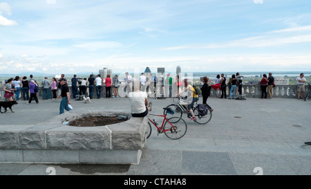 Touristen die Menschen die Stadt Montreal vom Mont Royal Aussichtsplattform im Frühjahr Kondiaronk Quebec Kanada KATHY DEWITT Stockfoto