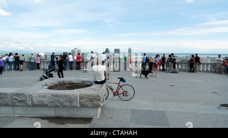 Touristen die Menschen die Stadt Montreal vom Mont Royal Aussichtsplattform im Frühjahr Kondiaronk Quebec Kanada KATHY DEWITT Stockfoto