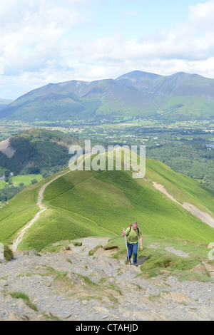 Wanderer am Schlussanstieg Katze Glocken in der Nähe von Keswick im Lake District National Park, Cumbria, UK Stockfoto