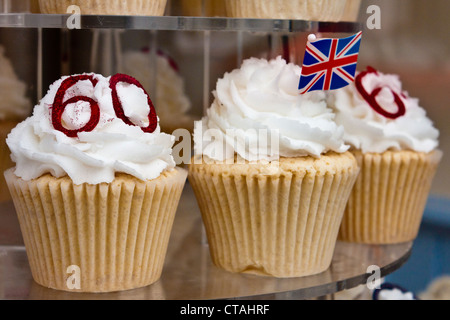 Königin Elizabeth II Diamant-Jubiläum Feier Feenkuchen oder Muffins in einer Bäckerei-Fenster. Stockfoto