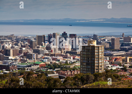 Blick vom Fuße des Devils Peak auf ein Wohngebiet Turm Disa Park und Cape Town, RSA, Cape Town, Western Cape, Südafrika Stockfoto