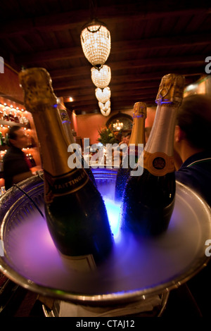 Restaurant Eindruck mit Champagner-Flaschen, Kitima Restaurant, Hout Bay, Western Cape, South Africa, RSA, Afrika Stockfoto