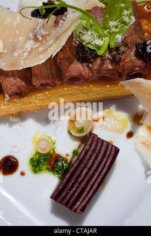 "Tarte Fin" Geräucherte Zunge, schwarze Pilze in Soja Gurke, Pilz "Ein la Greque", geriebenen Pekannüsse, Würze des Shiraz und Stockfoto