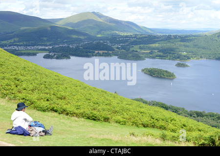 Eine Frau, die Aussicht über Derwent Water mit Keswick im Hintergrund genießen. Lake District National Park, UK Stockfoto