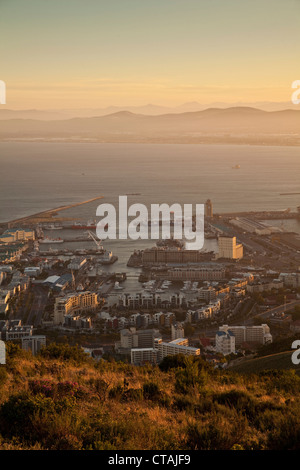 Blick vom Signal Hill auf Victoria und Albert Waterfront in Kapstadt in den Morgen, Cape Town, Western Cape, Südafrika, RS Stockfoto