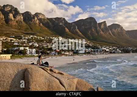 Am Abend Eindruck von Camps Bay mit Blick auf die zwölf Apostel Bergkette, Camps Bay, Kapstadt, Western Cape, South Africa, R Stockfoto