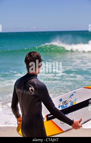 Surfer am Strand von Camps Bay, Kapstadt, Western Cape, South Africa, RSA, Afrika Stockfoto