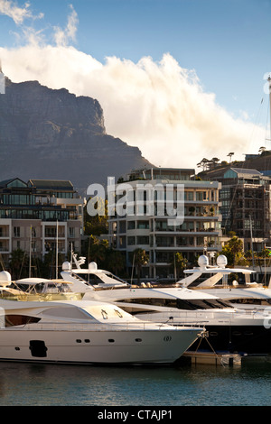 Blick über Yachten und Luxus-Wohnungen der Hafen von V und A Waterfront, Cape Town, Western Cape, South Africa, RSA, Afrika Stockfoto