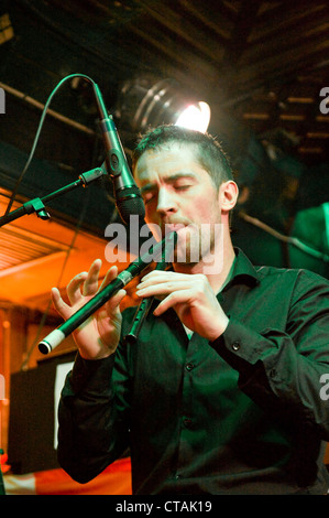 Barry spielt einen Penny Whistle und Irish Flute mit "Púca" einen traditionellen irischen Musik band spielen im Arlington Hotel, Dublin. Stockfoto