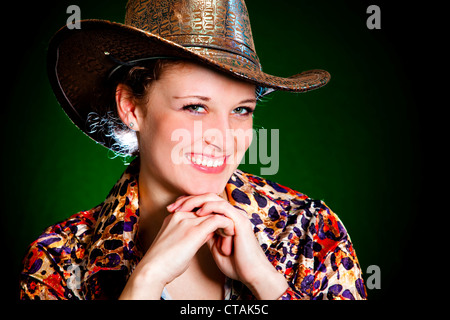 Mädchen in einen Cowboy-Hut auf grünem Hintergrund Stockfoto