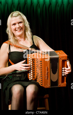 Lorraine spielt das Akkordeon mit "Púca" eine traditionelle irische Musik Band-Gruppe spielt im Arlington Hotel, Dublin. Stockfoto