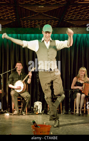 Ein Mitglied der "Celtic Rhythmus Professional irische Tänzer" auf der Bühne mit backing-Musik von "Puca" im Arlington Hotel, Dublin. Stockfoto