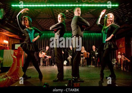 Mitglieder der "Celtic Rhythmus Professional irische Tänzer" auf der Bühne mit backing-Musik von "Puca" im Arlington Hotel, Dublin. Stockfoto