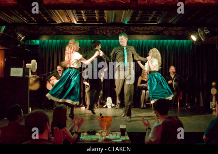 Mitglieder der "Celtic Rhythmus Professional irische Tänzer" auf der Bühne mit backing-Musik von "Puca" im Arlington Hotel, Dublin. Stockfoto