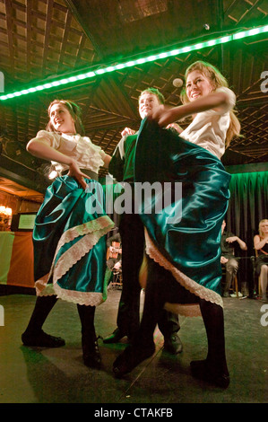 Mitglieder der "Celtic Rhythmus Professional irische Tänzer" auf der Bühne mit backing-Musik von "Puca" im Arlington Hotel, Dublin. Stockfoto