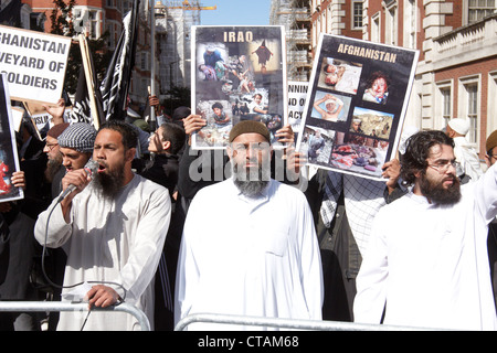 Muslime gegen Kreuzzüge (MAC) Anhänger Protest außerhalb der US-Botschaft in London am 10. Jahrestag des 911 Angriffe Stockfoto