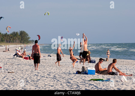 Frisbee-Spieler und Familien genießen die saubere Gewässer und Golf Küstenstrände in Naples, Florida. Stockfoto