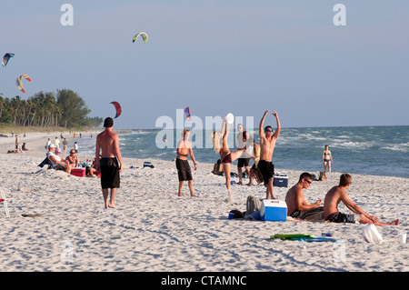 Frisbee-Spieler und Familien genießen die saubere Gewässer und Golf Küstenstrände in Naples, Florida. Stockfoto