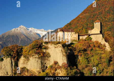 Burg Schloss Tirol mit Bergen in herbstlichen Farben und Texel Bereich im Hintergrund, Schloss Tirol, Meran, Südtirol, Italien, E Stockfoto