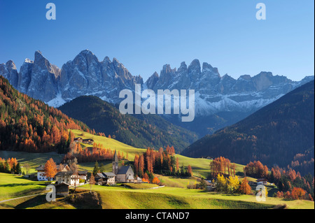 St. Magdalena im Herbst, St. Magdalena, Tal der Villnösser Dolomiten, UNESCO World Heritage Site Dolom vor Geisler Stockfoto