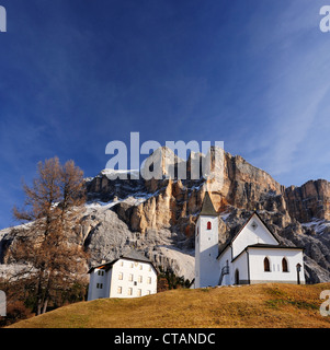 Bauernhaus und Hospiz San Croce Kirche vor Felswänden des Heiligkreuzkofel, Heiligkreuzkofel, Fanes reichen, Dolomiten, U Stockfoto