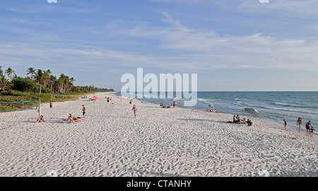 Familien genießen die saubere Gewässer und Golf Küstenstrände in Naples, Florida. Stockfoto